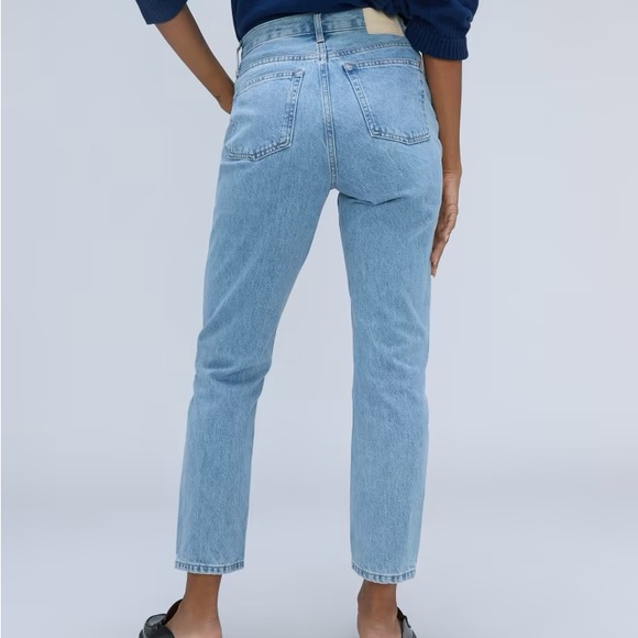 Everlane Curvy Cheeky Jean in light blue wash - Picture 2 of 7